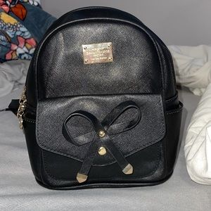 cute mini backpack! great for short trips
